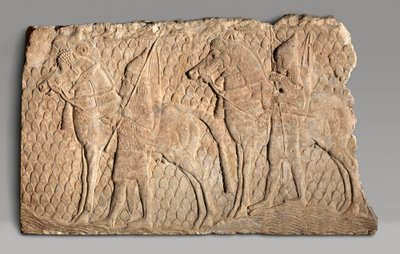 fragmento en relieve: jinetes a lo largo de un arroyo en terreno montañoso, c.704-681 a.C. (alabastro de yeso) de Neo Assyrian